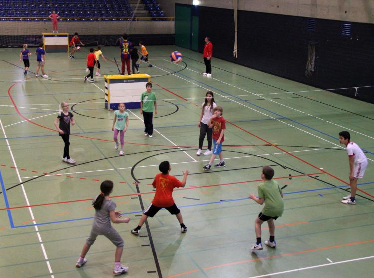 Ball über die Schnur von oben.