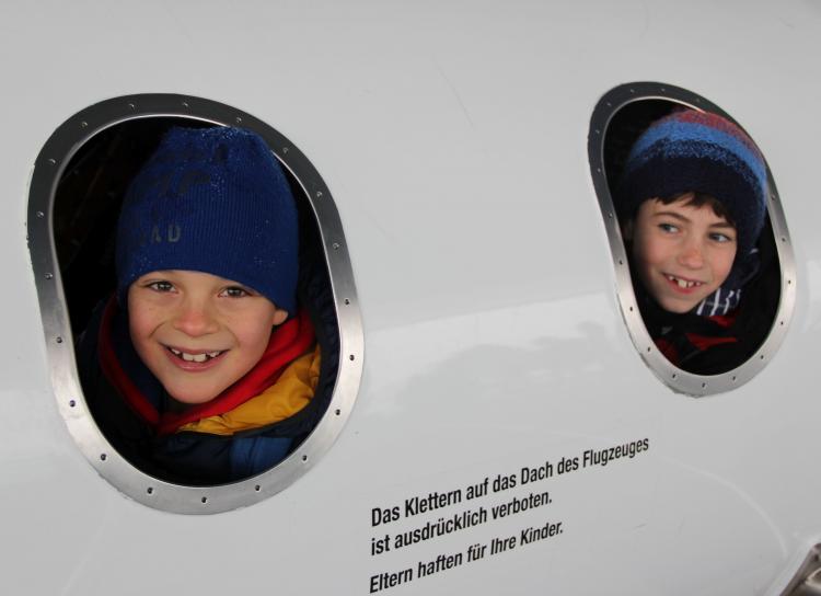 Die Passagiere freuen sich auf den Flug.