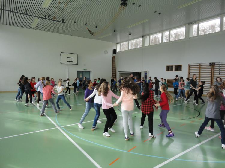 Tanzen in der Turnhalle.