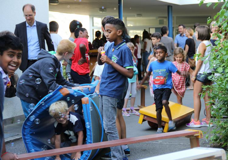 Nach der Begrüssung im Singsaal, durften die neuen 1.-Klässler über einen kurzen Hindernis-Parcours klettern, gewissermassen die Primarschule erklimmen. :o)