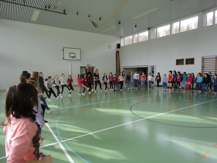 Tanzen in der Turnhalle.