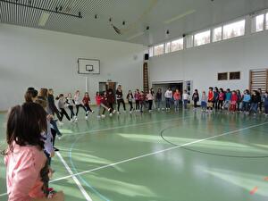 Tanzen in der Turnhalle.