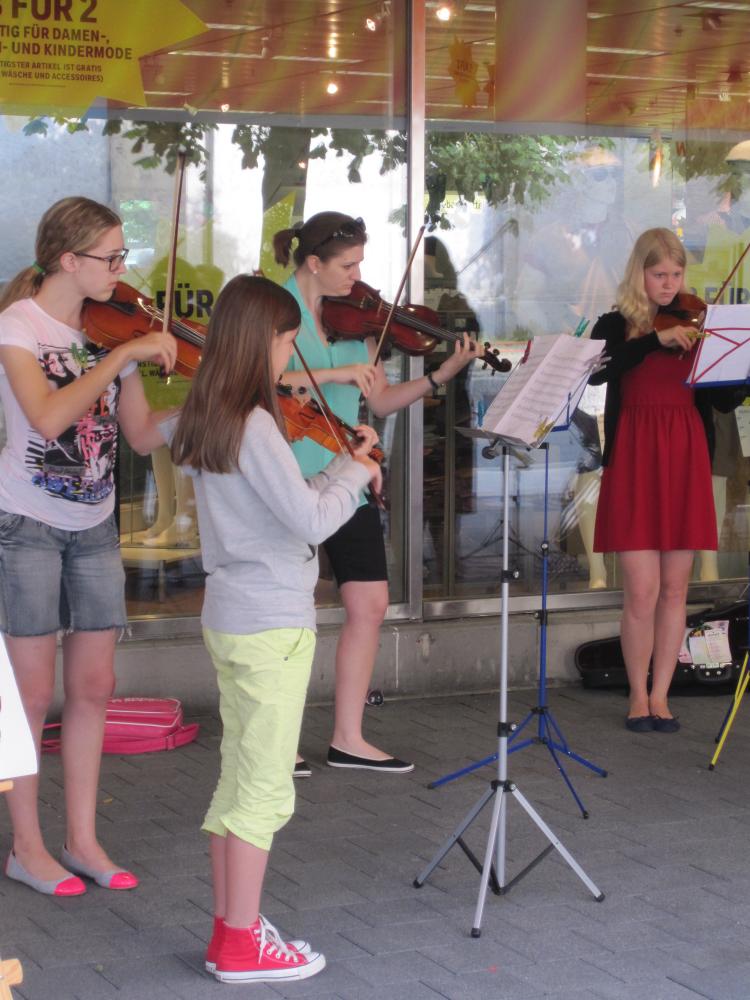 Das Orchester "Accelerando" unter der Leitung von Regula Anderes spielt vor der COOP-City für "Bright Future"