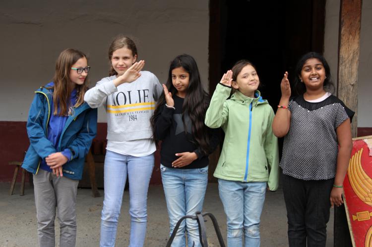 Auch die Mädchen sind angesichts der nahenden militärischen Ausbildung guter Dinge.