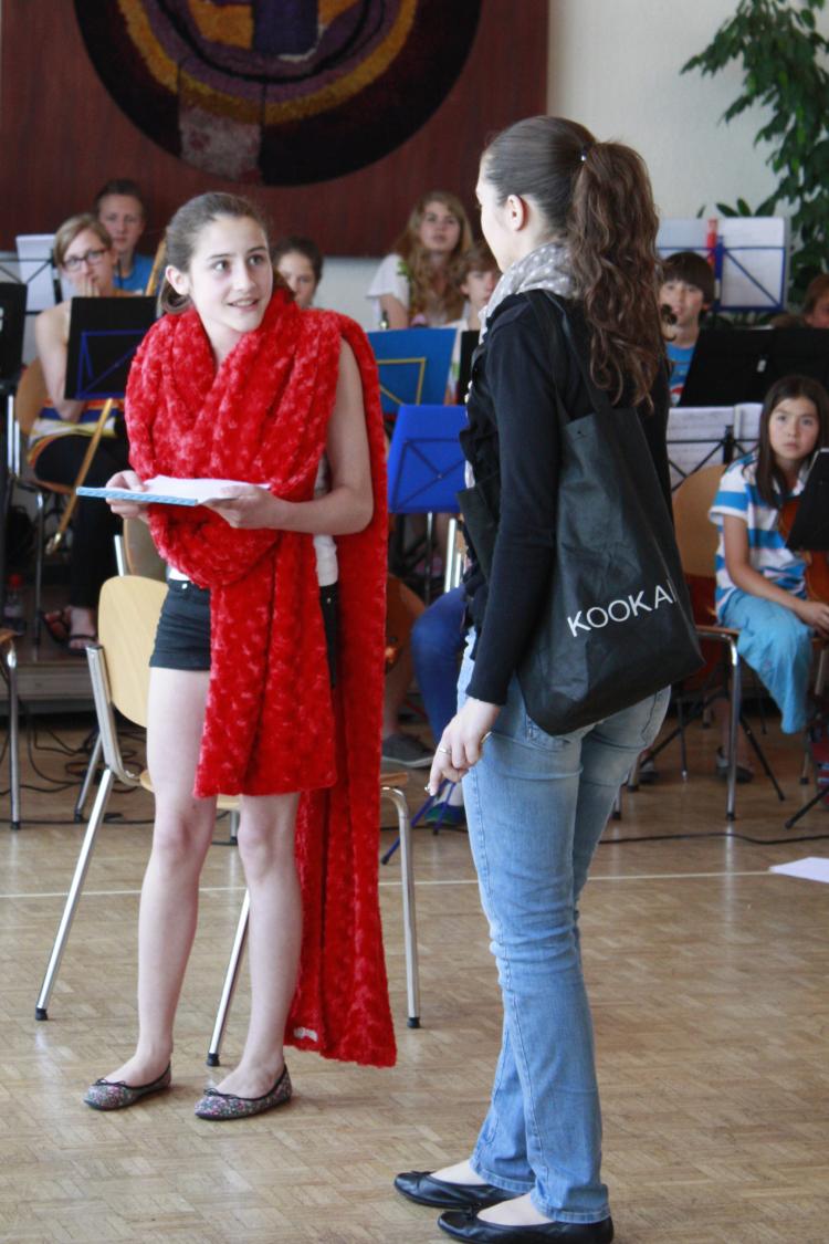 Prinz (Ita Müller) und Pilot (Neomi Castellano)