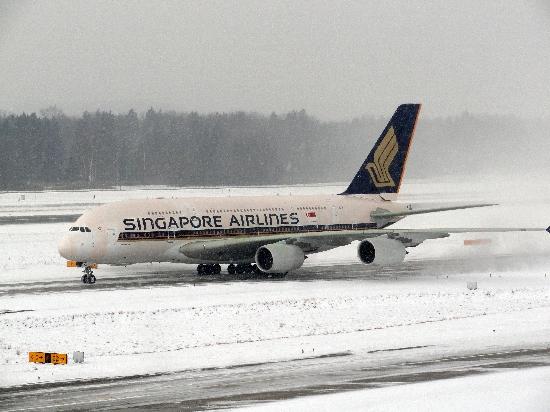 Die A380 der Singapore Airlines auf dem Weg zur Startbahn.