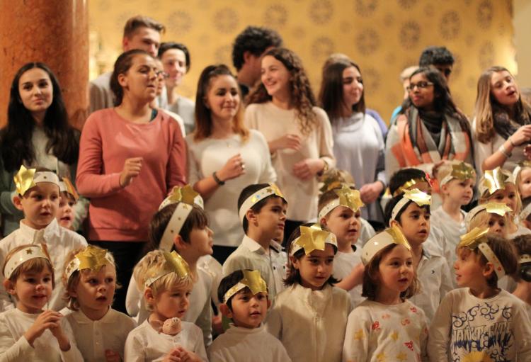 Kindergarten-Kinder singen