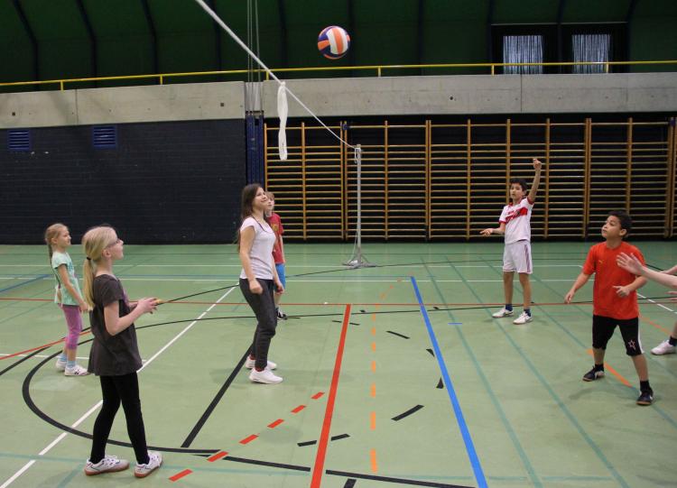Auch Ball über die Schnur durfte nicht fehlen.
