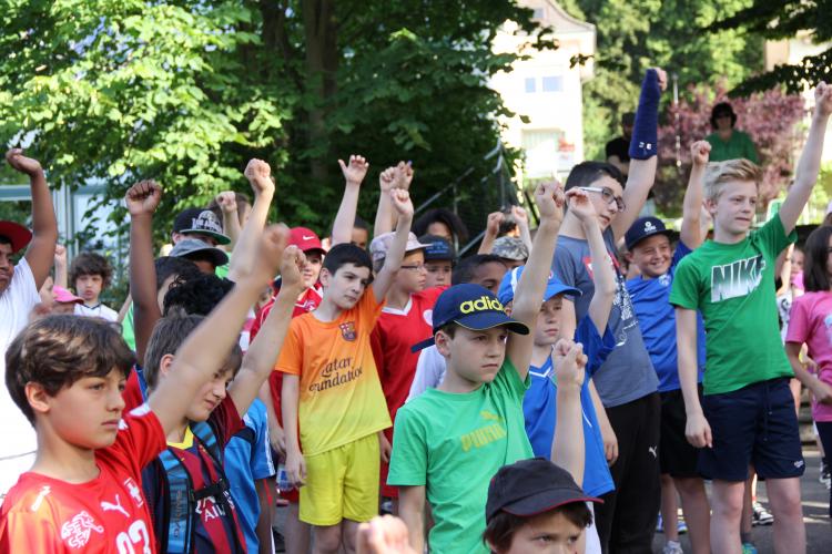 Die Kinder der Schule Bannfeld beim Warm-up für den Fit4future-Sporttag.