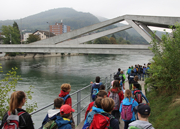 Kinder am Wandern an der Aare