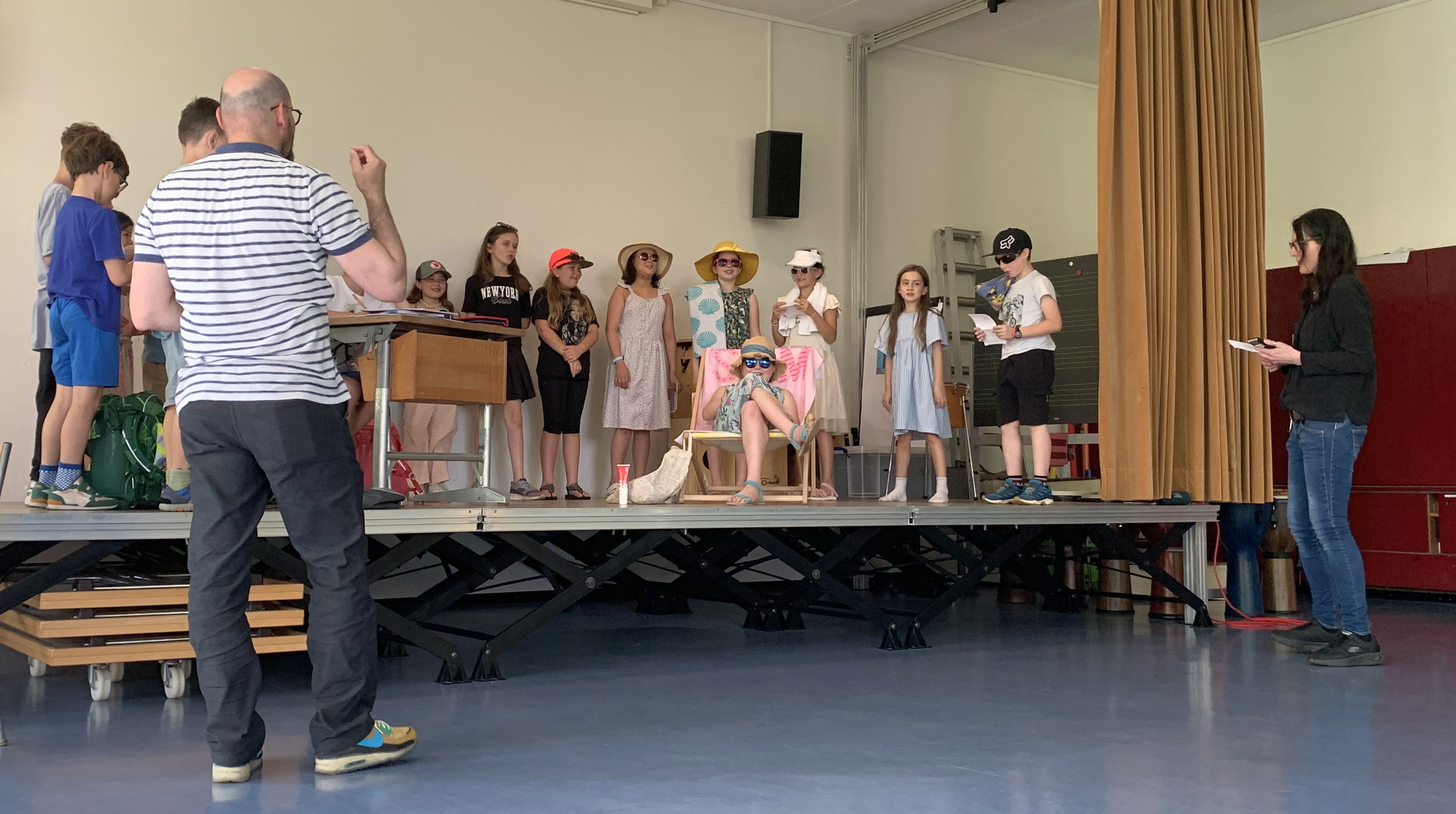 Die Klasse 3a performt ihre Raps.