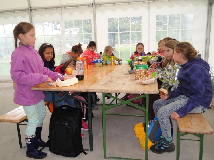 Die Mittagspause im 'Partyzelt'...