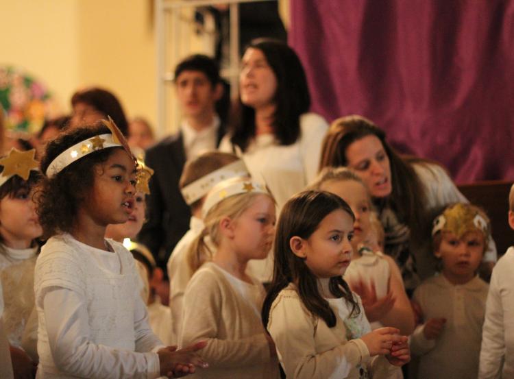 Kindergarten-Kinder singen