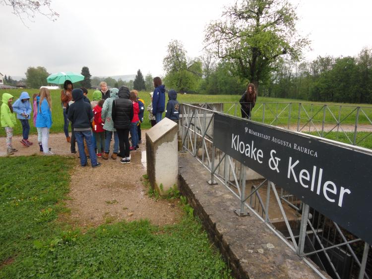 Kinder vor dem Eingang der Kloake.