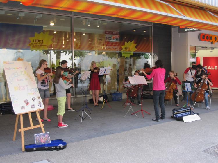 Das Orchester "Accelerando" unter der Leitung von Regula Anderes spielt vor der COOP-City für "Bright Future"