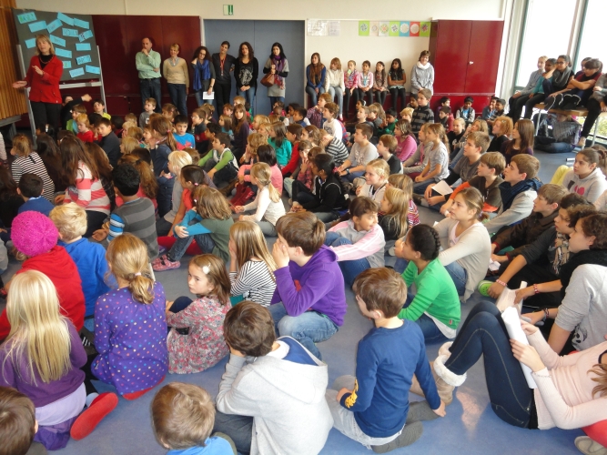 Das ganze Bannfeld-Schulhaus hat sich im Singsaal versammelt.