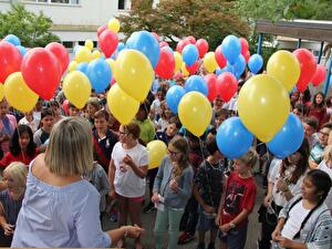 Zur Begrüssung singen die 2.-6.-Klässler 'Mir liebe s Bannfi' und 'Alles Kinder lernen lesen'.