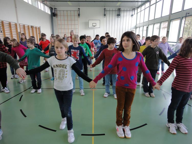 Tanzen in der Turnhalle.