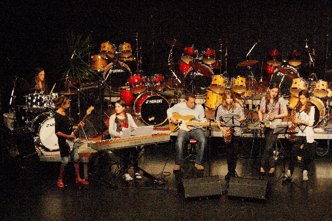 Girls-Band mit Louisa (Schlagzeug), Leila El Hachimi (Gitarre), Ita Müler (Keyboard), Alex Hendriksen (Bass), Myriam Ulrich (Saxophon) und Sara El Hachimi (Saxophon)