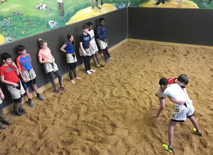 Wir gingen am Dienstag Nachmittag, 12.3.19, um 13:30 Uhr im Sälischulhaus schwingen, mit Gregor: 
Wir haben uns am Anfang ein bisschen gedehnt, dann angefangen in zweier Gruppen zu schwingen. Am Anfang war das schwierig, dann war es einfach. Es war auch lustig wie man auf den Boden gefallen ist. 
Etwa um 14:30 Uhr haben wir ein Turnier gemacht: Jeriel hat mit 5 Siegen gewonnen. 
Dann mussten wir leider wieder nach Hause…

Abiram

