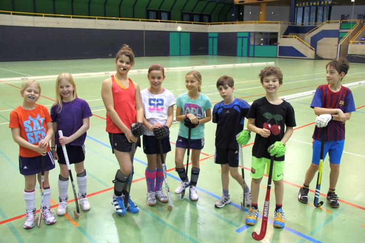 Die Landhockey-Profis gehen schon mal in Position.