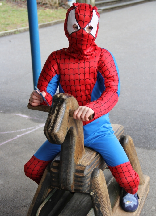 Spiderman kam zu Pferde.
