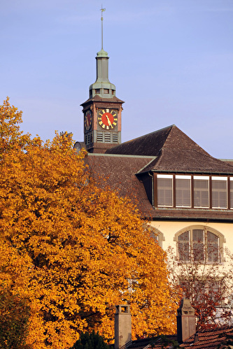 Ansicht Altbau im Herbstlicht