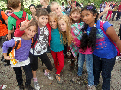 Mädchen posieren für den Fotografen
