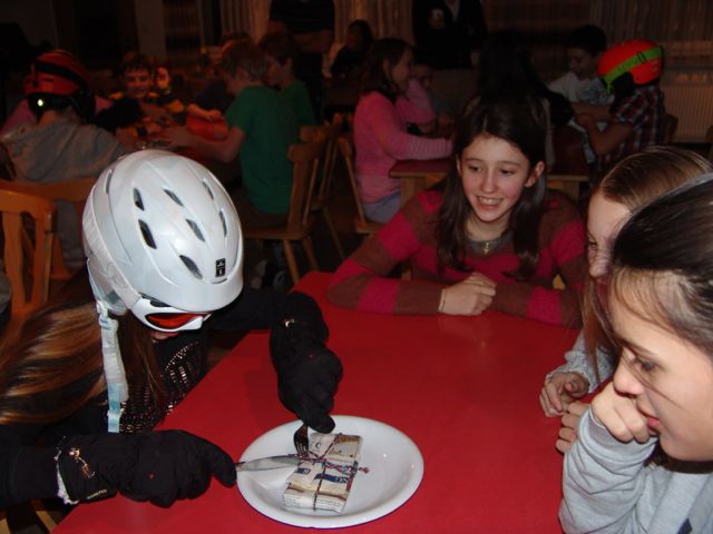 Schoggiessen mit Helm und Handschuhen