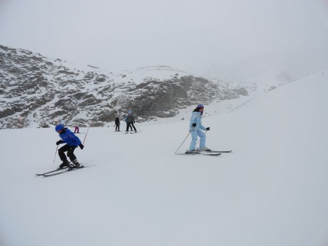 Luc und Chiara beim Schwingen.