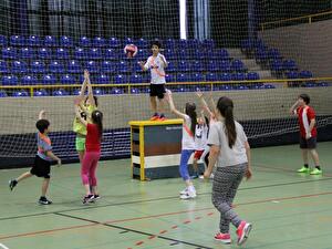 Ein Spiel war 'Basketball' mit einem lebendigen 'Korb'^.