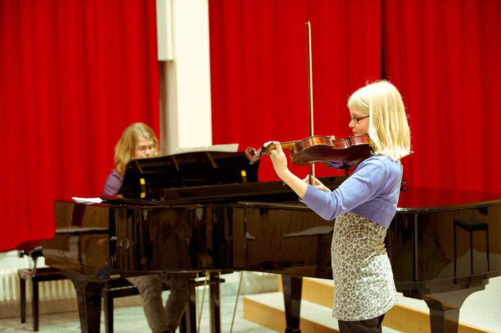 Muriel (Violine) & Simone Blatter (Klavier)