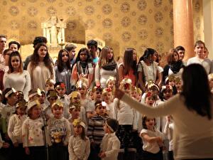 Kindergarten-Kinder singen