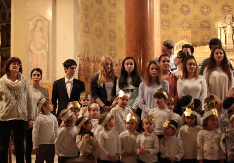 Kindergarten-Kinder singen