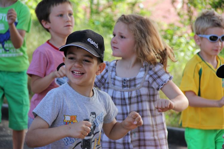 Die Kinder der Schule Bannfeld beim Warm-up für den Fit4future-Sporttag.