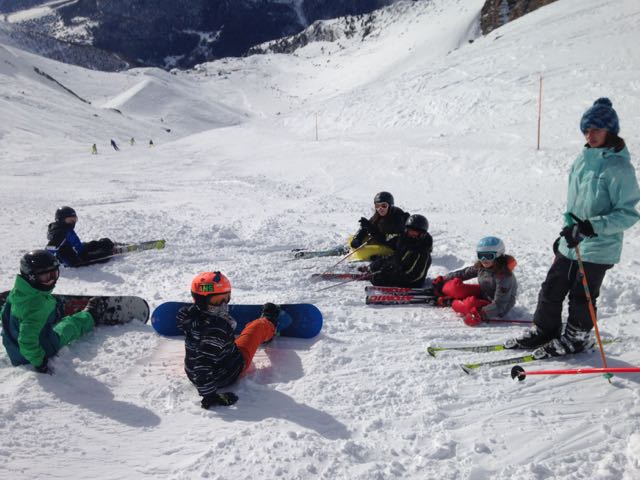 Friedliches Beisammensein von Skifahrern und Boardern.