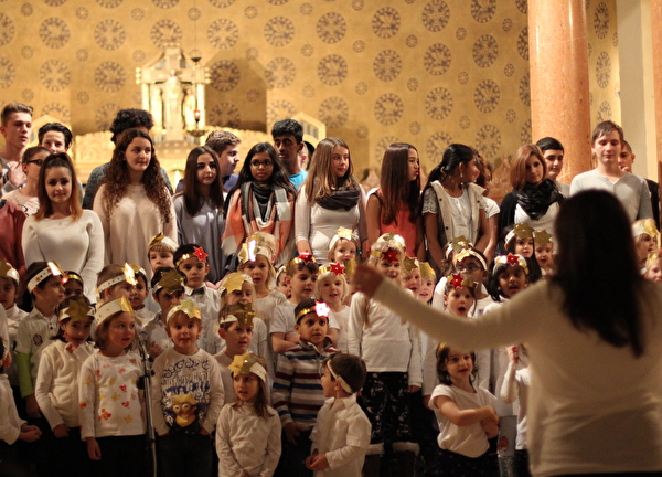 Kindergarten-Kinder singen