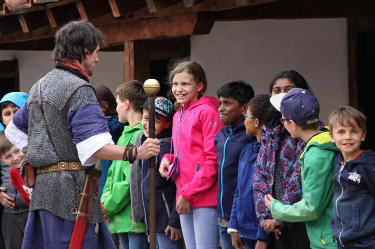 Legionär Marcus Tullius Invictus begrüsst die Neuankömmlinge.