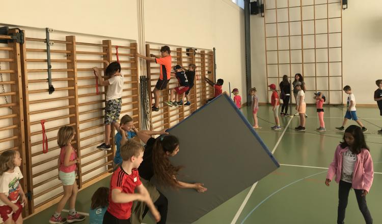 Matten rollen und Sprossenwand