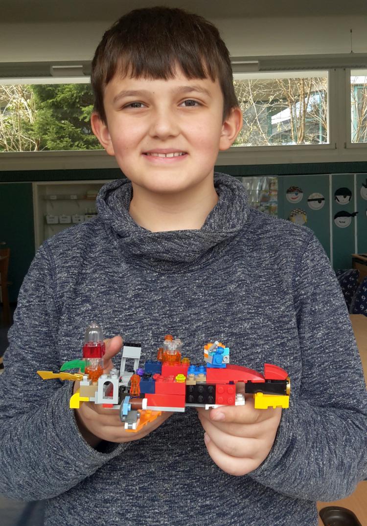 Raumschiffe und andere Lego-Kreationen