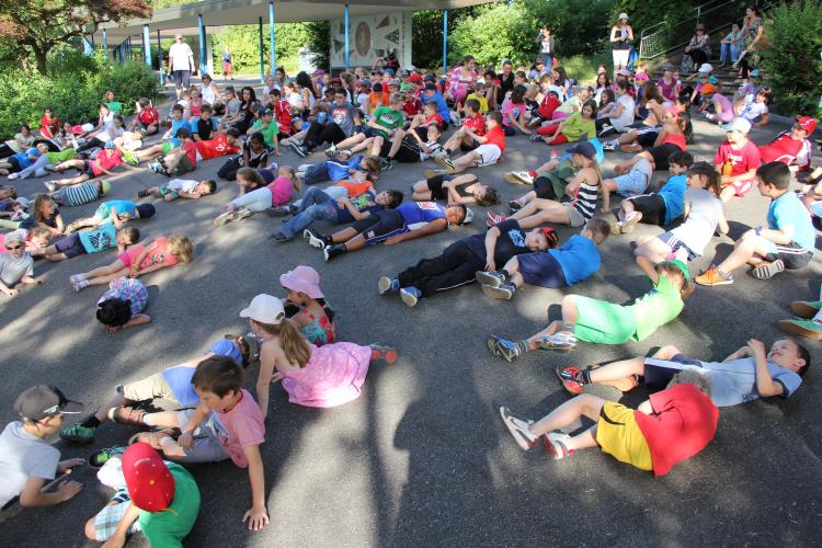 Die Kinder der Schule Bannfeld beim Warm-up für den Fit4future-Sporttag.