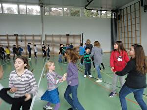 Tanzen in der Turnhalle.
