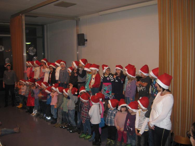 Die Kindergarten-Kinder gaben mit ihrem Konzert quasi den Startschuss zum diesjährigen Adventsanlass.