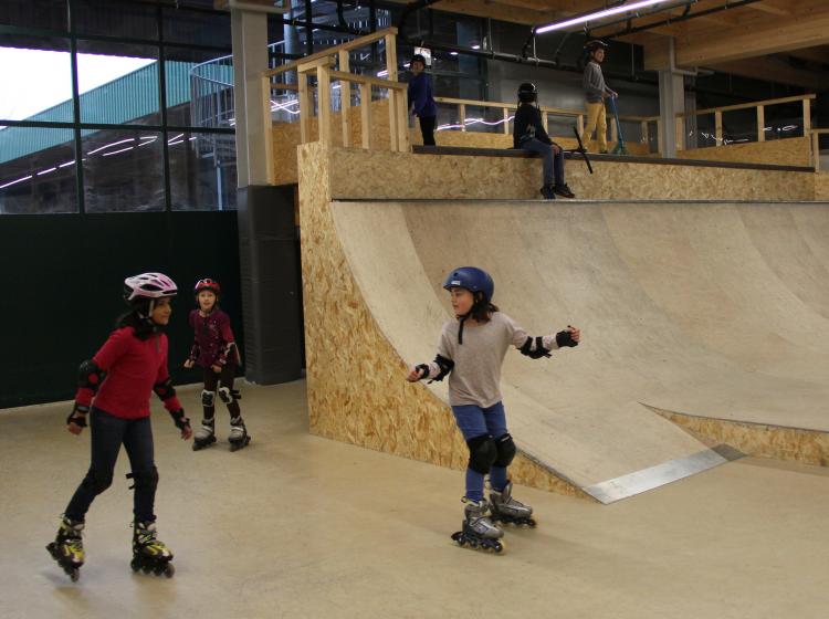 Vorbei an der Halfpipe