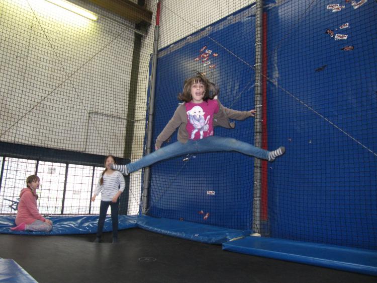 Auch Trampolin springen konnte man.