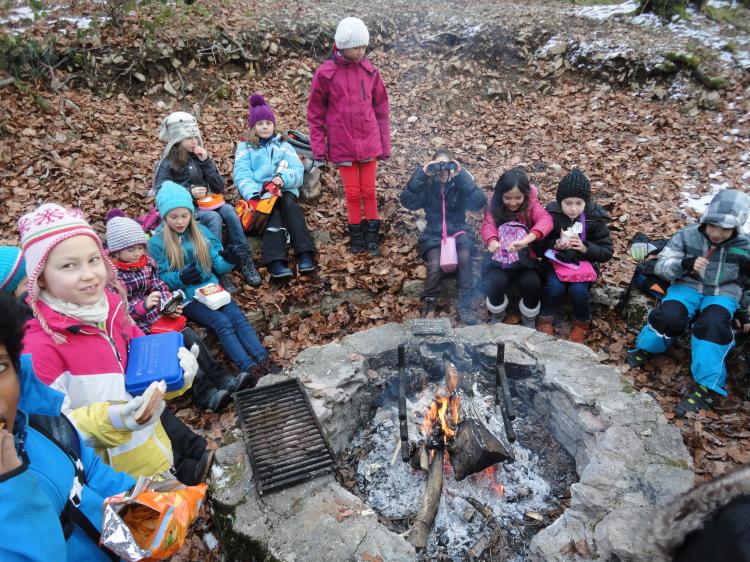 In der Pause wärmen wir uns am Feuer.