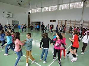Tanzen in der Turnhalle.