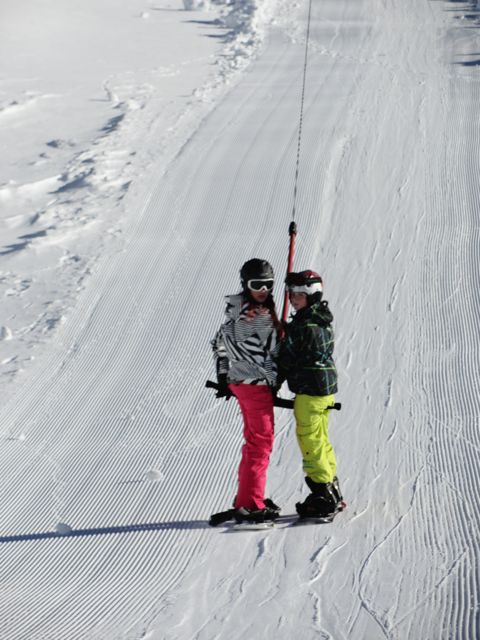 Mia und Basil am Bügellift