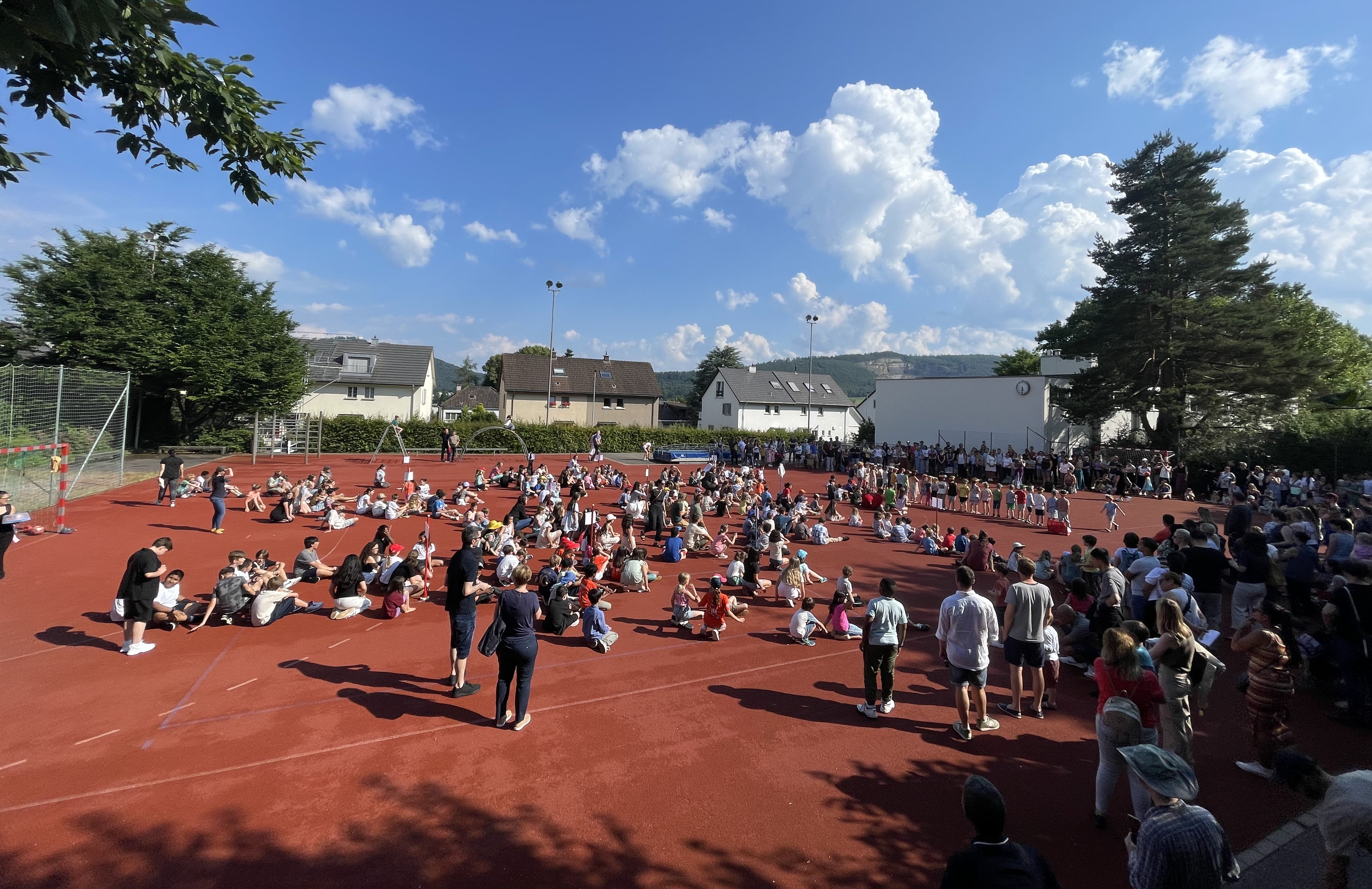 Besammlung auf dem roten Platz für den Monkey Dance