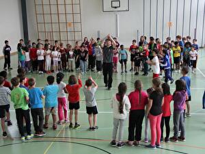 Zunächst besammelten sich alle Kinder in der Turnhalle für das Warm-up.